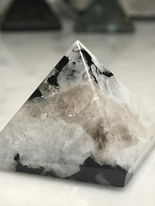 Rainbow Moonstone Pyramid 25MM